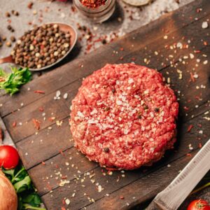 Koolhydraatarm: biefburger met ui, paprika en jus