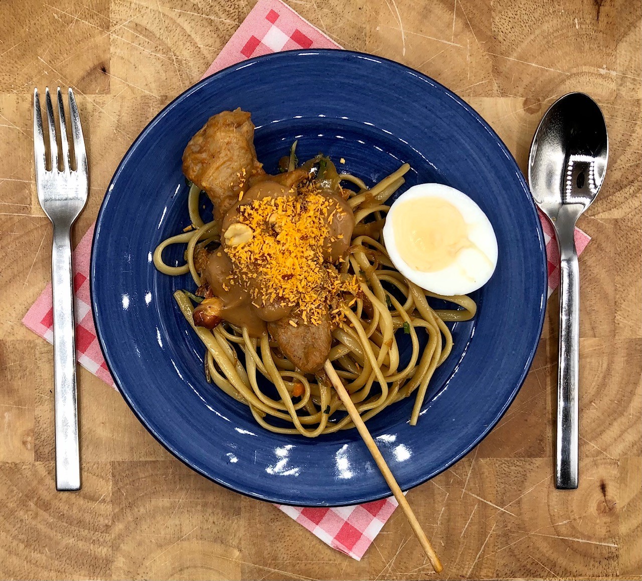 Dubbele portie kipsaté met bami goreng.