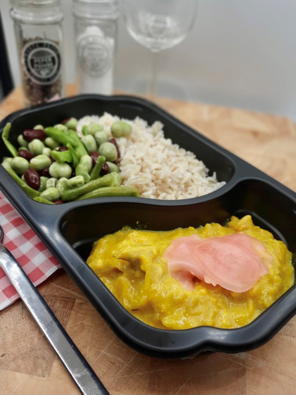 Kipkerrie schotel met rijst-groenten mix