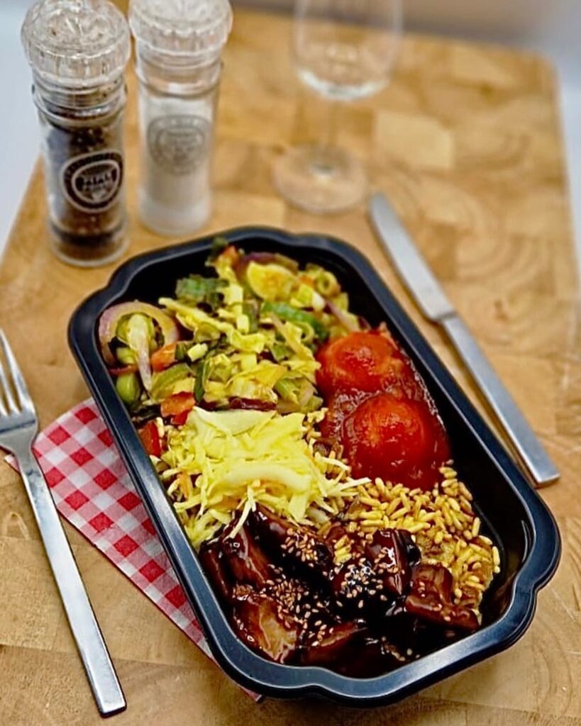 Nasi goreng met sate babi en tjaptjoy. Oma Jet en Tante Mina