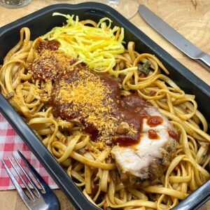 Bami goreng met babi pangang