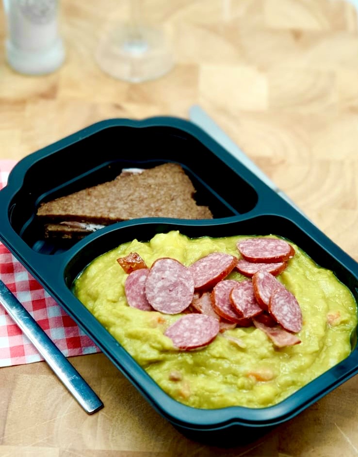 Maaltijd erwtensoep met runderrookworst