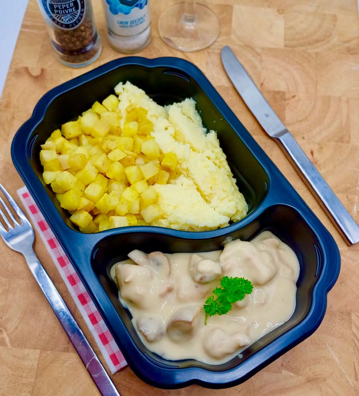 Kipblokjes in champignonsaus, puree & knolselderij