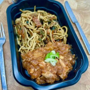 Kip 'tropical' met ananas en Chinese bami