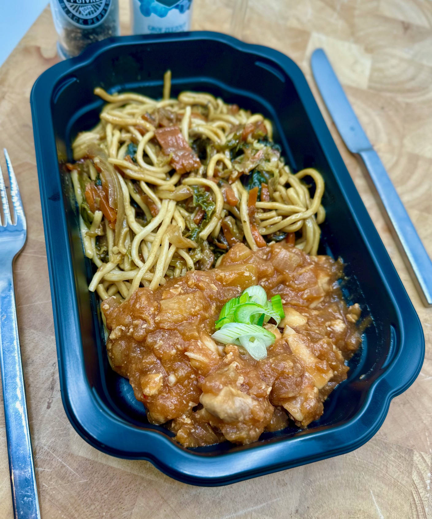 Kip 'tropical' met ananas en Chinese bami