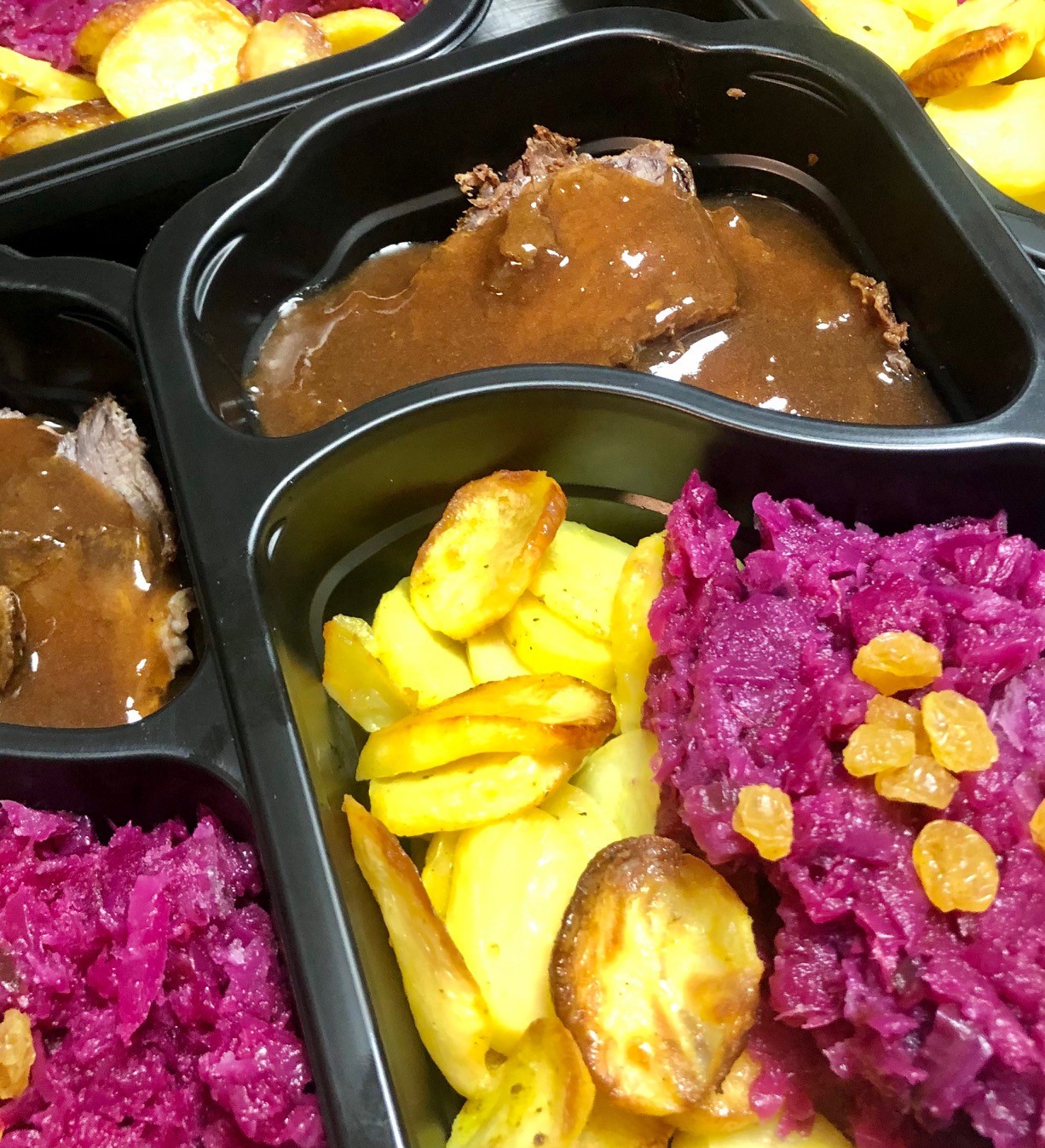 Gebraad van hert, gebakken aardappel en paarse wortel