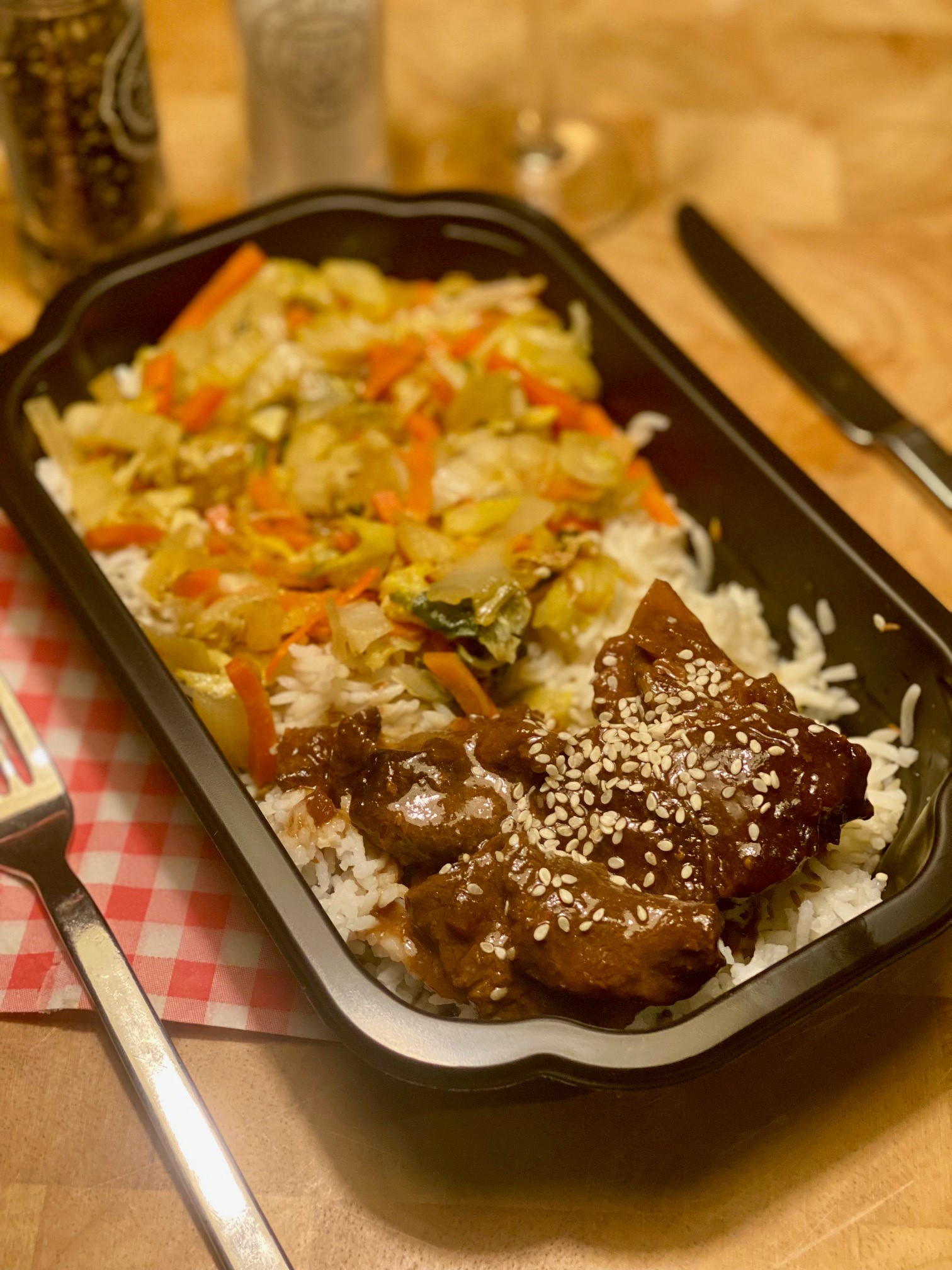 Koolhydraatarm: Libanese sesamkip met ovengroenten