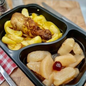 Kipdrumstick uit de oven met gebakken aardappeltjes en appelcompote