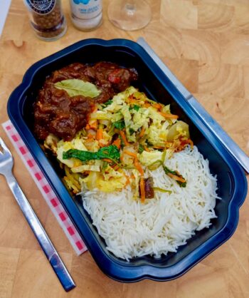 Daging smoor met roerbak groenten en basmati rijst