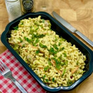 Macaroni met kip en pesto