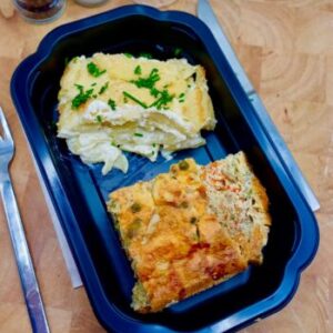 Boerenomelet met aardappel gratin en koolsalade