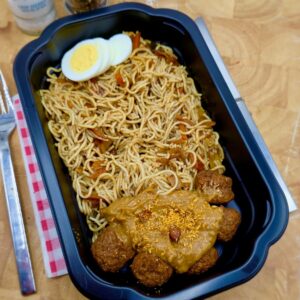 Mihoen Goreng met saté balletjes en roerbakgroenten