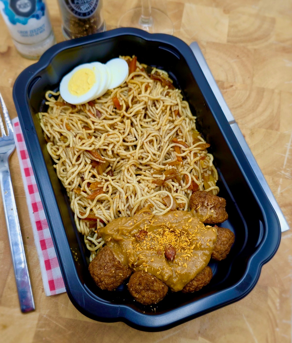 Vegetarische mihoen Goreng met saté balletjes en roerbakgroenten