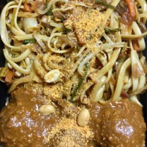 Vegetarische bami goreng met saté balletjes