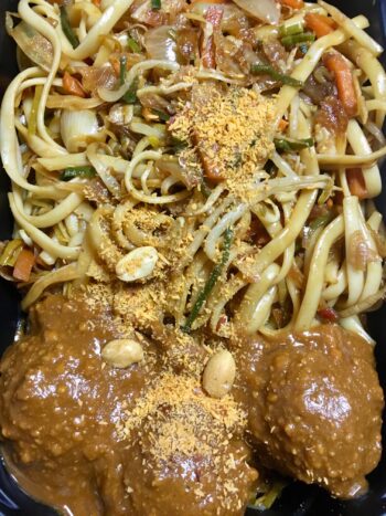 Vegetarische bami goreng met saté balletjes