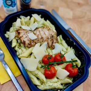 Penne rigate met gegrilde kip, pesto en cherry tomaatjes