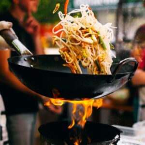 Koolhydraatarm: kipblokjes met zoetzure saus en roerbakgroenten