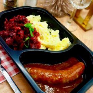 Braadworst met gekookte aardappel en bietjes