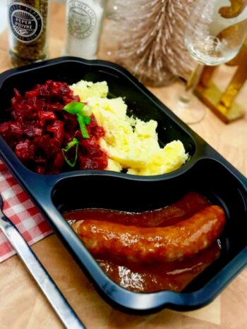 Braadworst met gekookte aardappel en bietjes