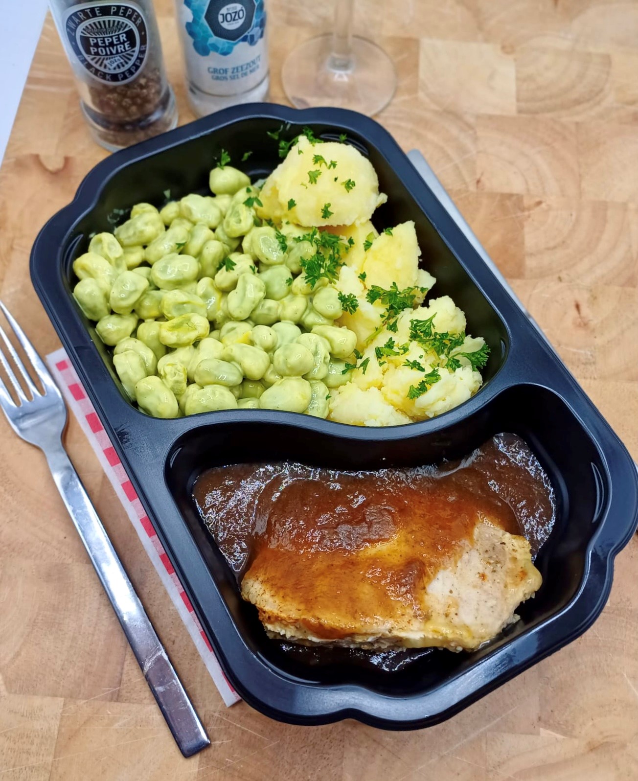 Hamlapje met aardappel en tuinbonen