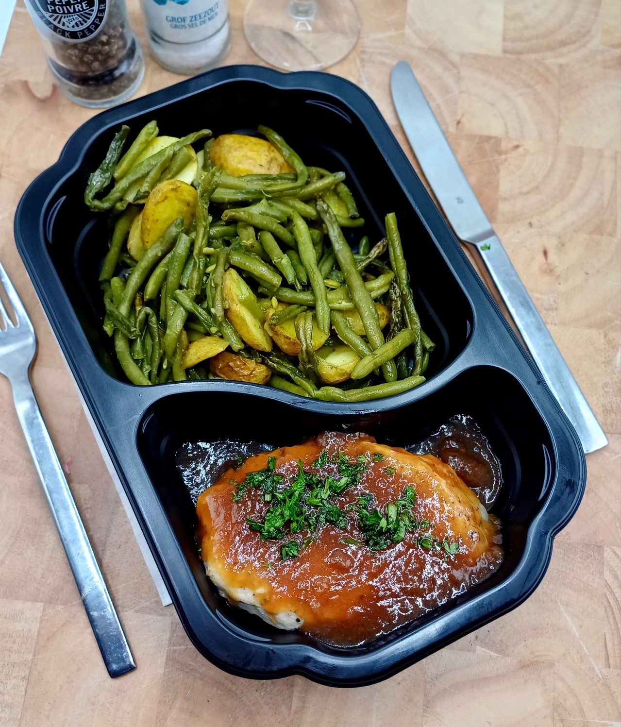 Kipdij rollade, haricot verts en romige aardappelschijfjes
