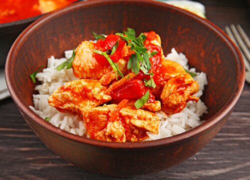 Gebakken kipfilet met tomatensaus, rijst, roerbakgroenten