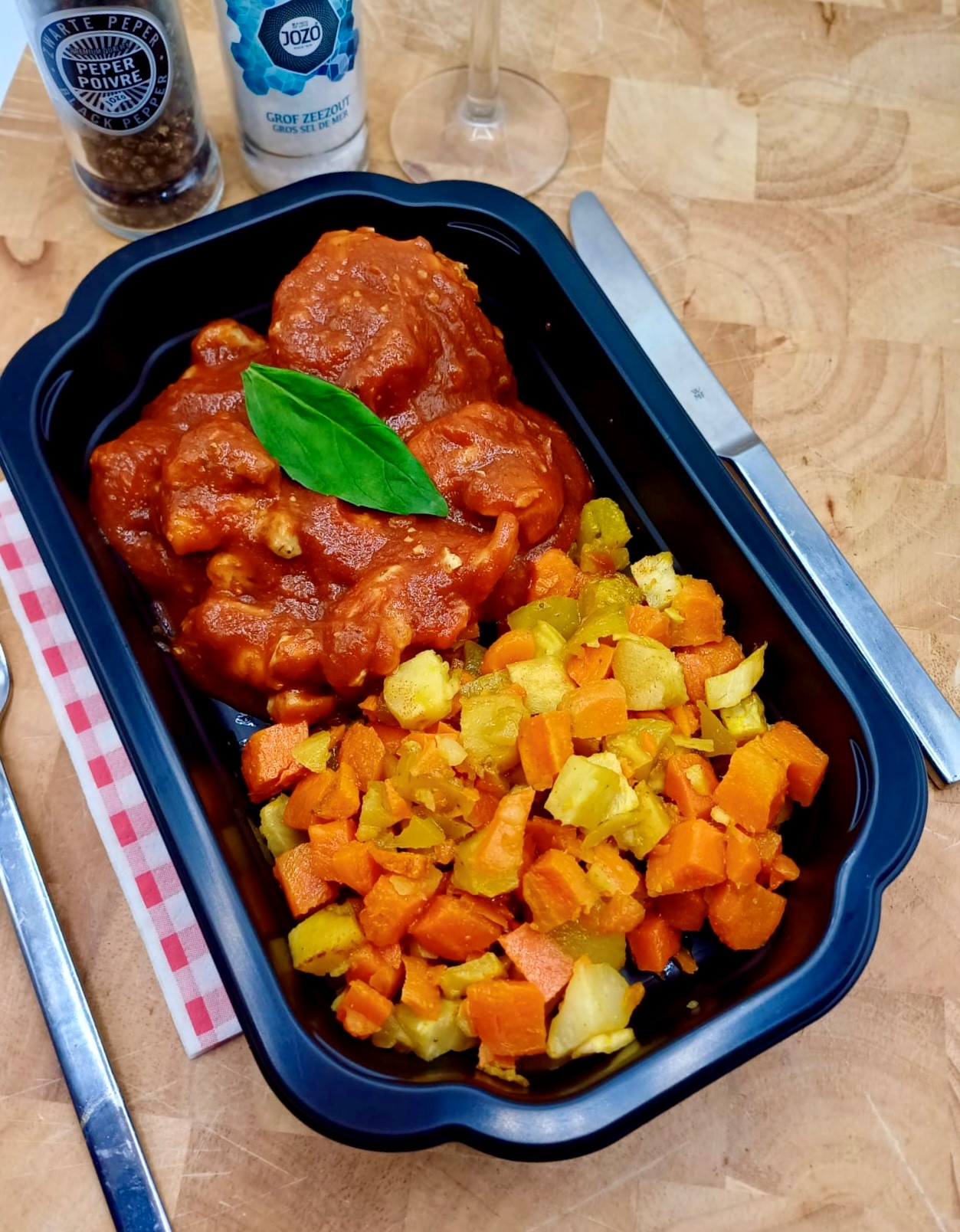 Koolhydraatarm: kipblokjes in tomatensaus
