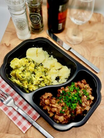 Bruine bonen met spek en kruimige aardappel