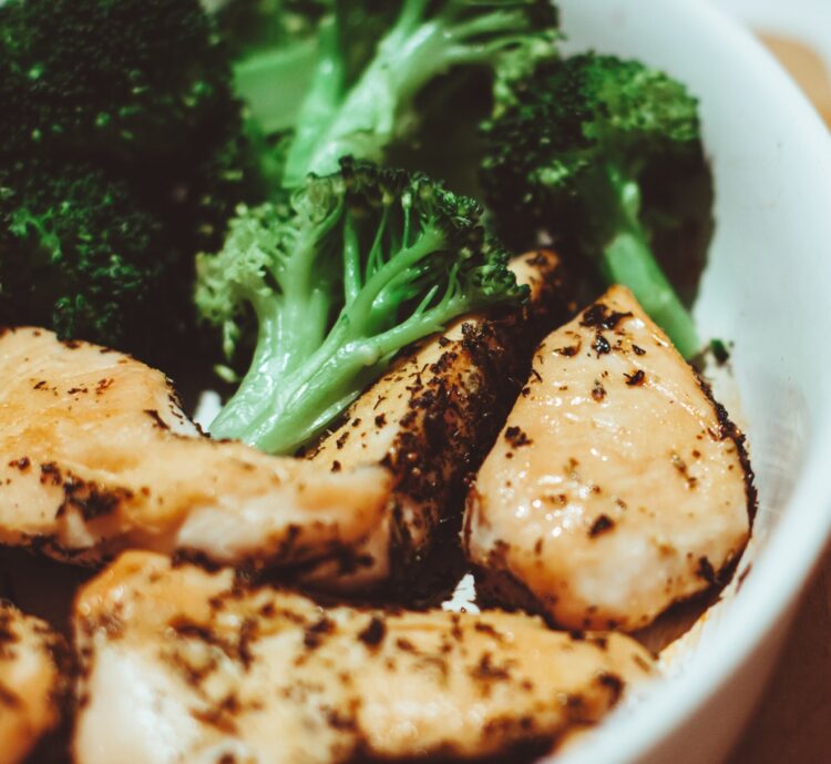 Koolhydraatarm: dun gesneden kalkoenfilet met broccoli