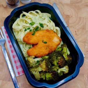 Tagliatelle met kipschnitzel, pesto roomsaus en broccoli