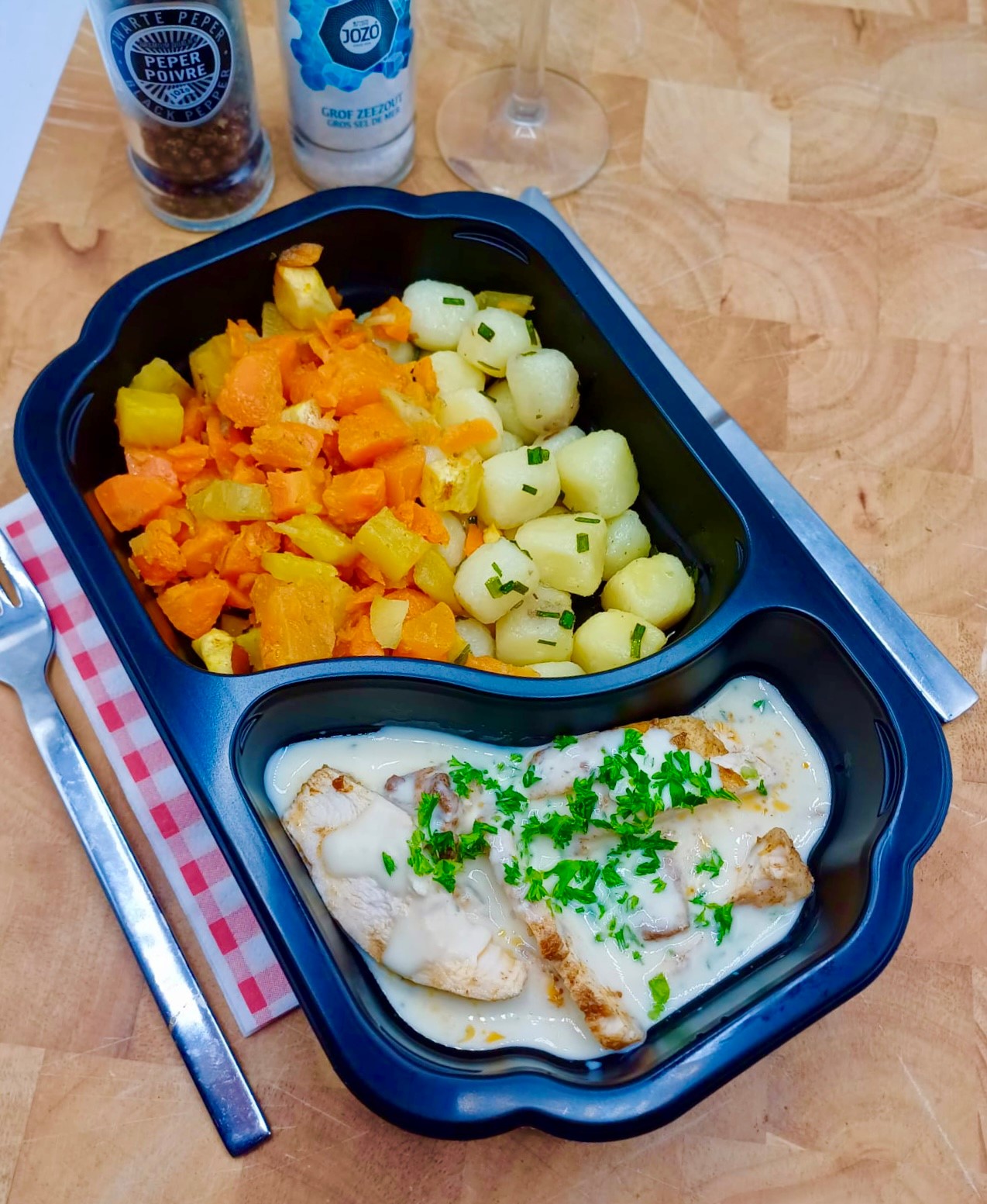 Gebakken kipfilet met roomsaus, kriel & roerbakgroenten