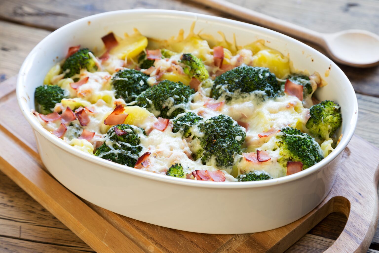 Vegetarische broccoli en krieltjes in kaassaus met amandel. Oma Jet