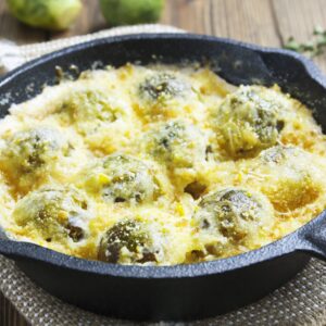 Vegetarische spruitjes in kaas saus met aardappelpartjes
