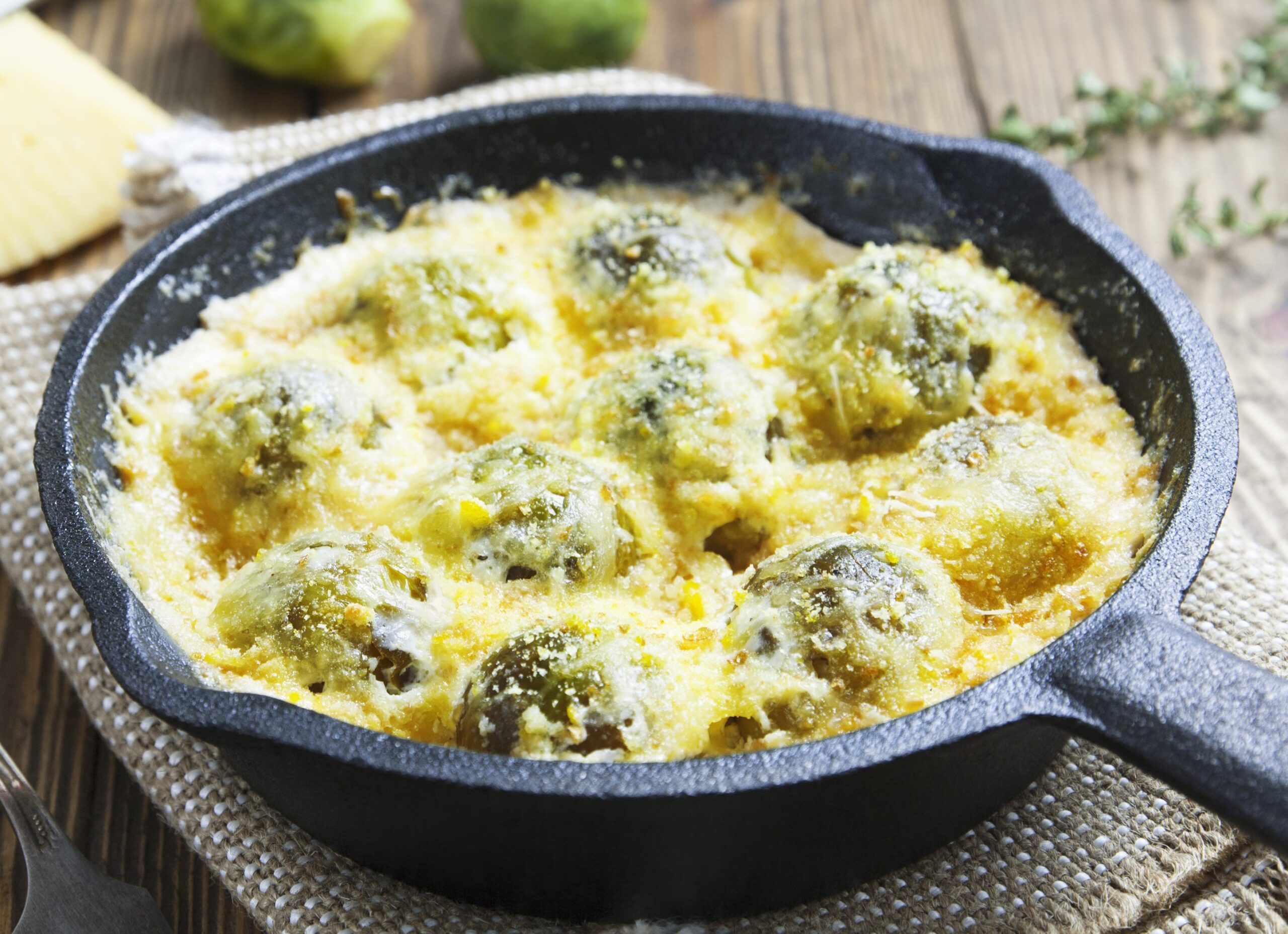 Vegetarische spruitjes in kaas saus met aardappelpartjes