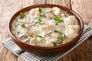 Varkensreepjes in ham/kaas saus met spruitjes en aardappelpartjes