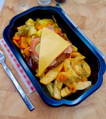 Koolhydraatarm: bacon-cheeseburger met ovengroenten