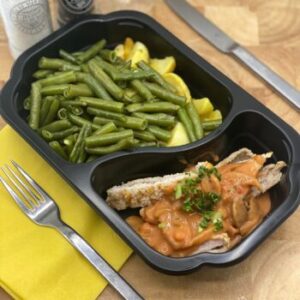 Kipschnitzel met paprika saus, gebakken aardappel en boontjes