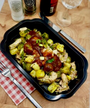 Éénpansgerecht van kip, spruitjes en kriel