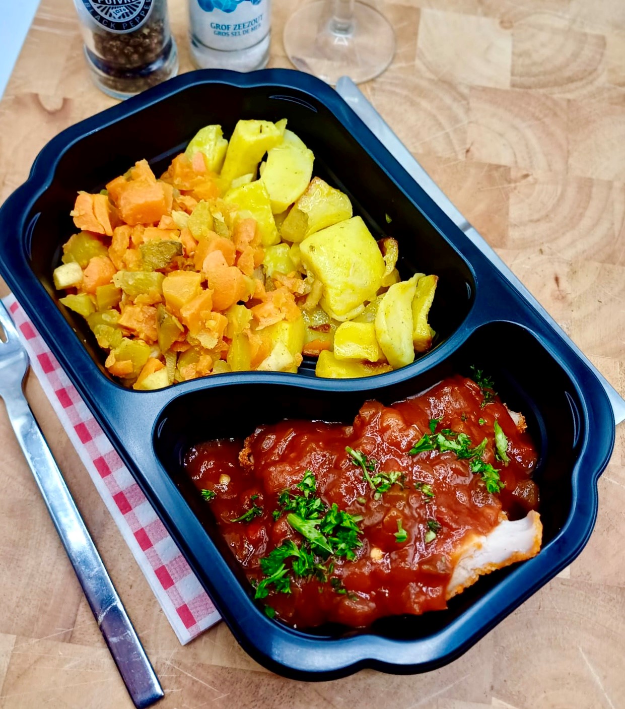 Kipschnitzel met paprika saus, aardappel en broccoli