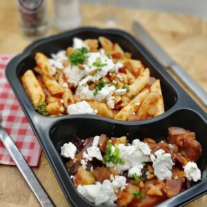 Vegetarische pasta met spinazie, feta en gegrilde groenten