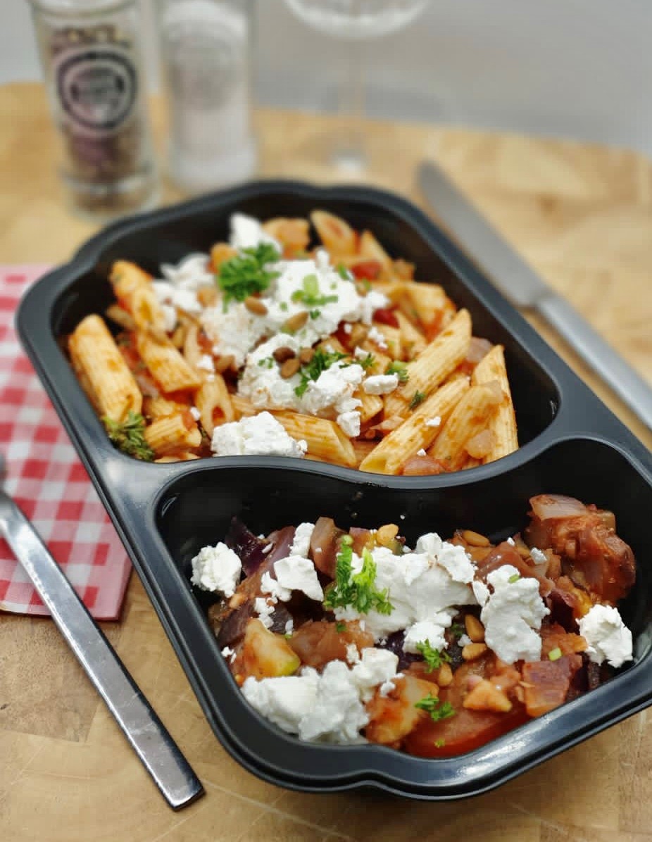 Vegetarische pasta met spinazie, feta en gegrilde groenten