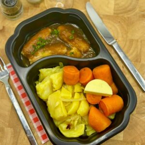 Chipolata worstjes, aardappelschijfjes, ui en waspeen