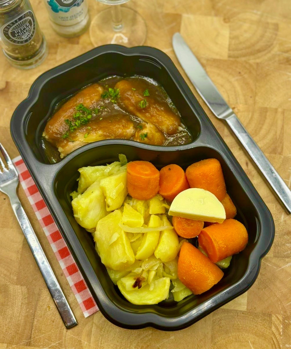 Chipolata worstjes, aardappelschijfjes, ui en waspeen
