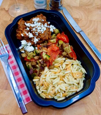 Grieks gekruid gehakt met pasta orzo, feta en groenten