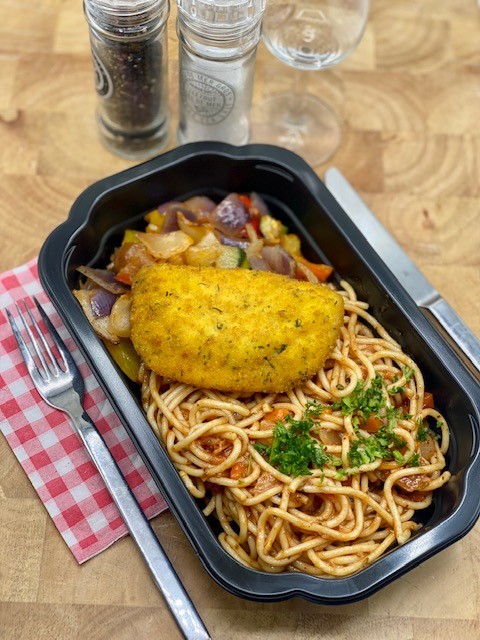 (VEGA) Tagliatelle met kaasschnitzel, pesto roomsaus en broccoli
