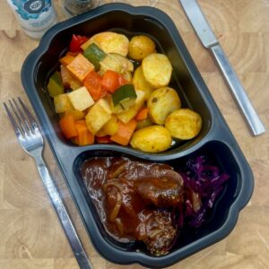Runderribvlees met gebakken aardappel en Hollandse groentemix