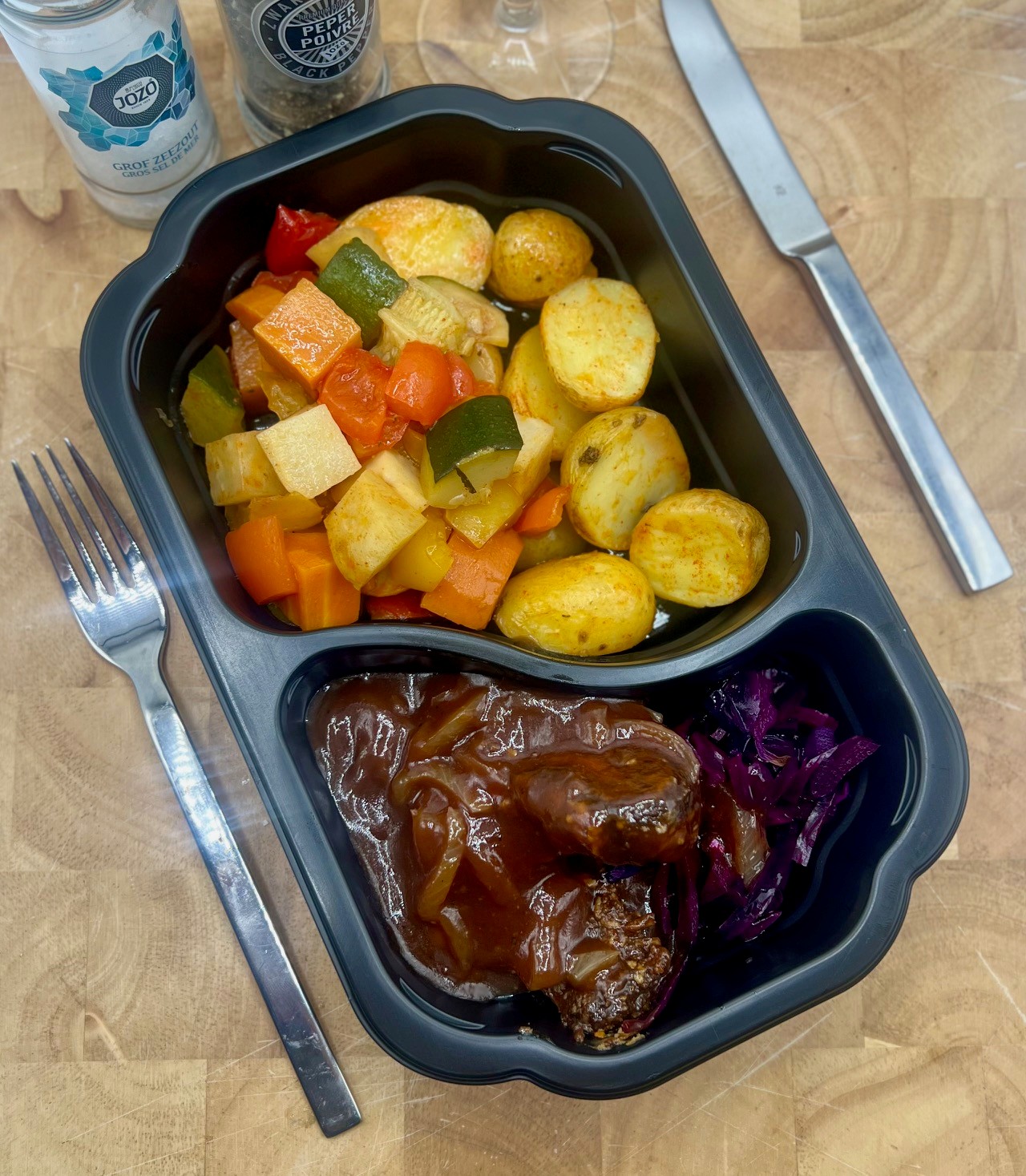 Runderribvlees met gebakken aardappel en Hollandse groentemix