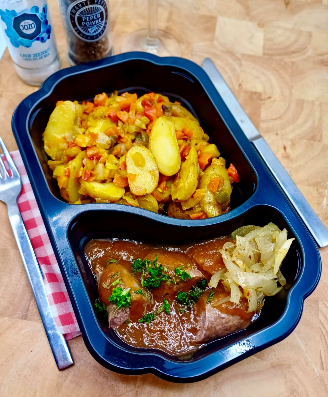 Rundersaucijs met ui/champignon jus, rösti en snijbonen