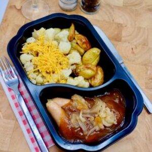 Gebakken aardappel met chipolata, ui en bloemkool