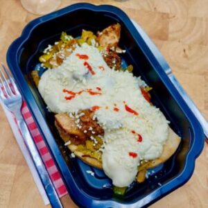 Vegetarisch naan broodje met pittige groenten en knoflooksaus
